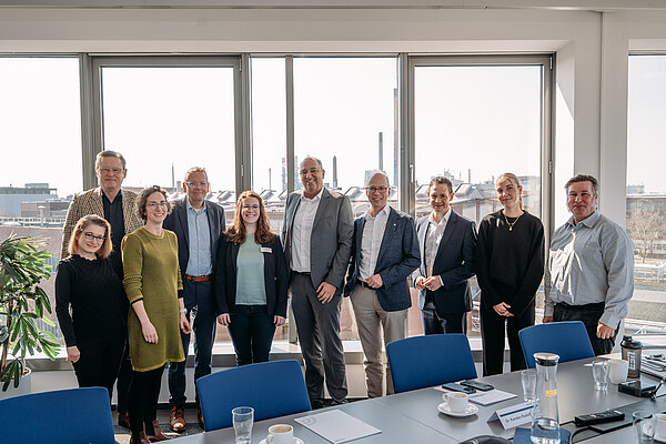 Gruppenfoto in einem modernen Büro