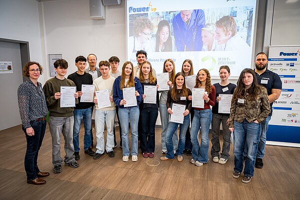 Gruppe von Personen mit Zertifikaten