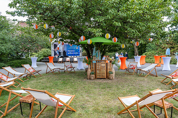 Gemütlicher Garten mit Liegen und Dekoration