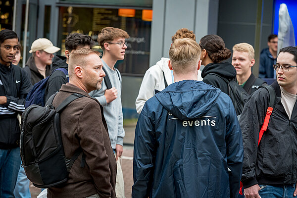 Gruppe junger Menschen in einer Stadt