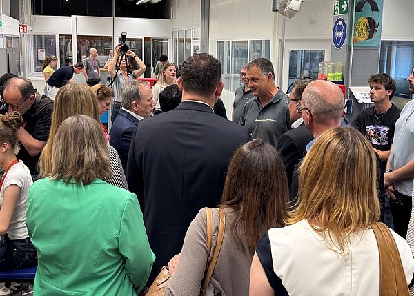 Besuch einer Gruppe von Menschen in einem Industriegebäude Menschenmenge in einem Raum