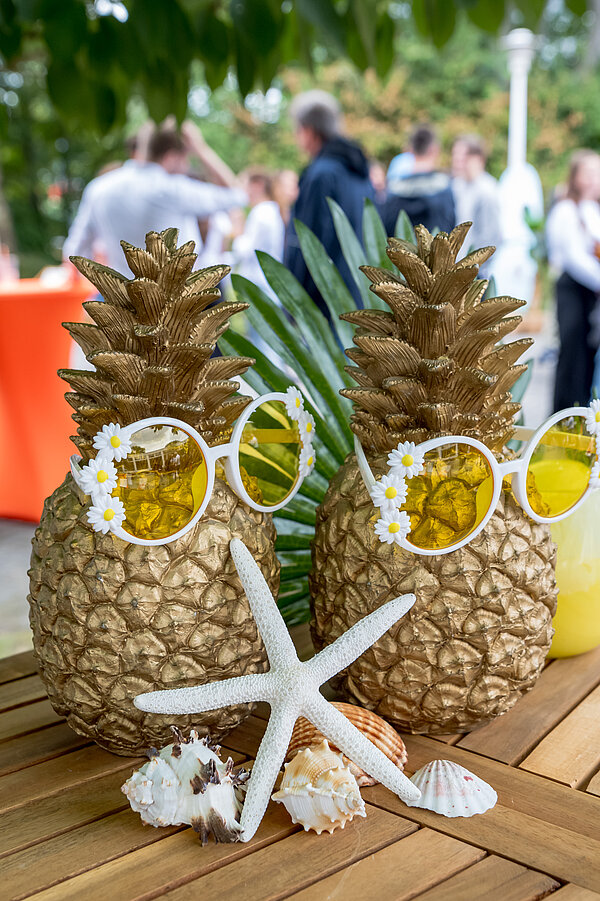Goldene Ananas mit Sonnenbrillen