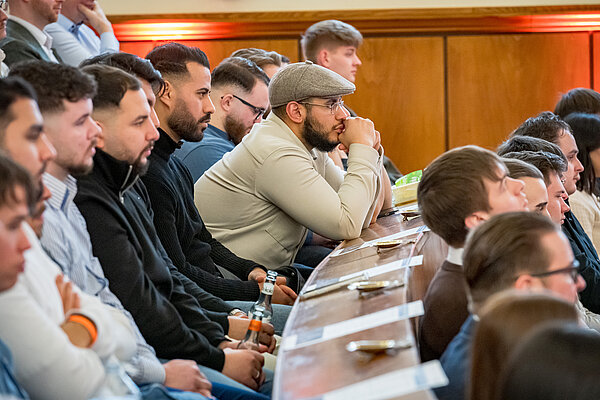 Menschen in einem Publikum beim Zuhören