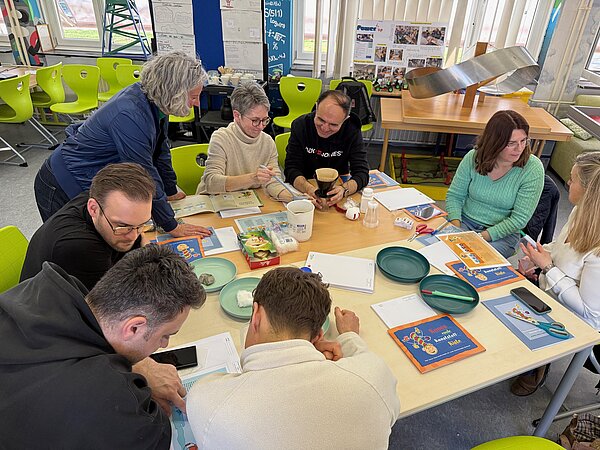 Die Teilnehmer arbeiten gemeinsam an einem Projekt. Menschen bei einer Gruppenarbeit.
