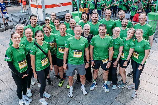 JP Morgan Lauf Frankfurt 2026 Gruppe von Läufern in grünen T-Shirts.