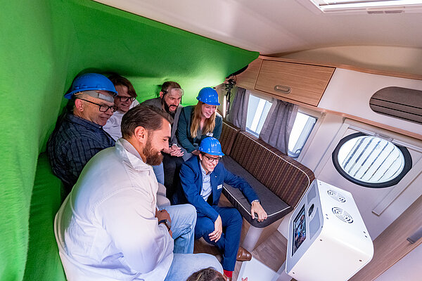 Gruppe mit blauen Helmen in Wohnmobil