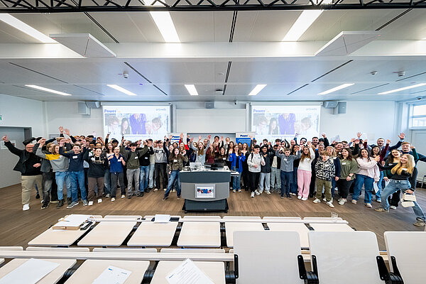 Viele Teilnehmer bei einer Veranstaltung im Seminarraum Gruppensfoto in einem Seminarraum