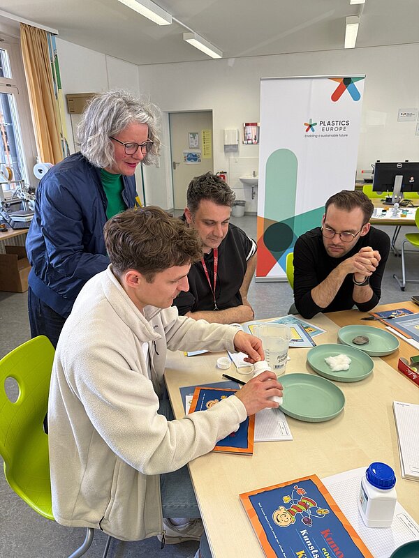 Teilnehmer bei einer Zusammenkunft über Plastikinnovationen Gruppendiskussion bei Tisch