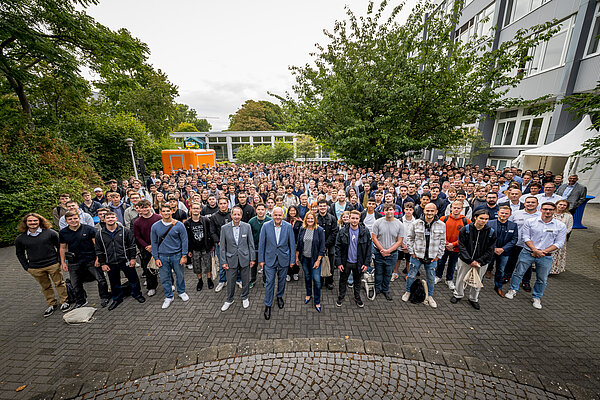Große Gruppe von Menschen im Freien