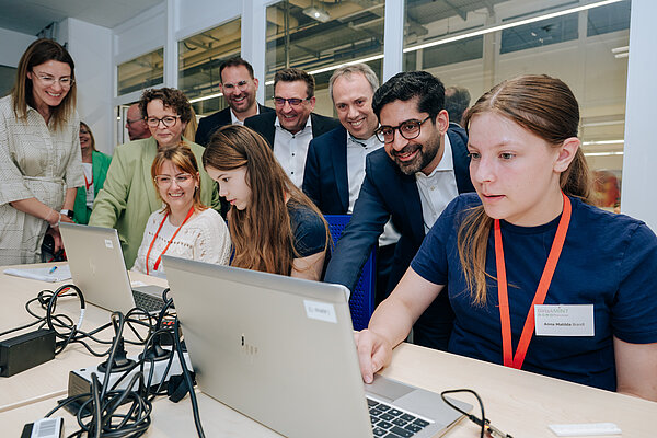 Gruppe von Personen bei einer Computerarbeitssitzung. Menschen arbeiten an Computern.