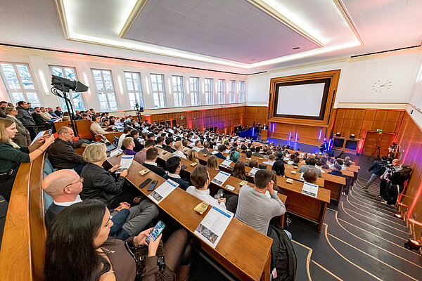 Menschenmenge in einem Auditorium