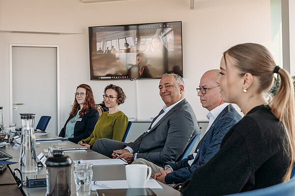 Besprechung mit fünf Teilnehmern