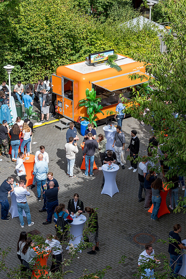 Menschen um ein Food Truck