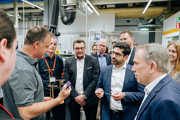 Besprechung zur Technologiepräsentation in der Fabrik Gruppendiskussion in einer Fabrikhalle