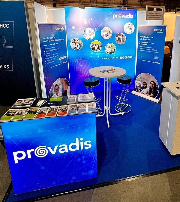 Messestand mit Informationen und Visitenkarten von Provadis Messestand von Provadis