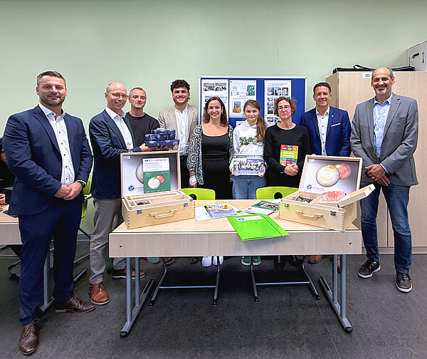 Gruppenfoto Gruppenfoto bei der symbolischen Überreichung erste Materialien für die kurz bevorstehenden gemeinsamen Workshops.